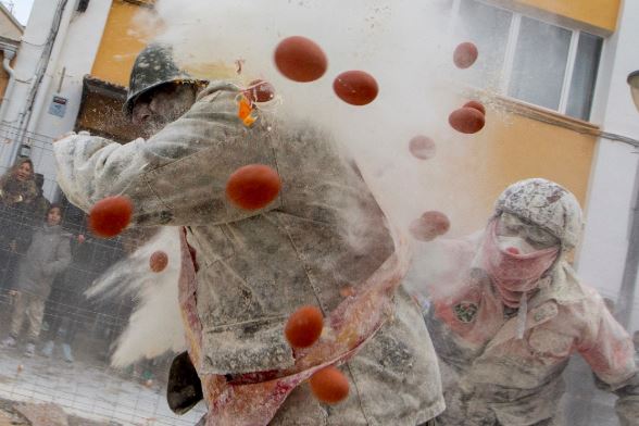 در مراسم &laquo;اِلس اِنفارینَتس&raquo; (آردآلودها) یا &laquo;آردی&zwnj;ها&raquo;، شرکت&zwnj;کنندگان در یک نبرد شوخی&zwnj;آمیز خیابانی، آرد و تخم&zwnj;مرغ پرتاب می&zwnj;کنند. این مراسم که در شهر اِبی اسپانیا برگزار می&zwnj;شود، به جمع&zwnj;آوری کمک&zwnj;های خیریه می&zwnj;پردازد.